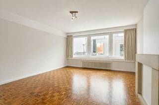 Op de eerste verdieping van de residentie Louise II aan het iconische Canadasquare bevindt zich dit op te frissen appartement met zijdelings zeezicht. Een unieke kans om een droomverblijf te kopen op een absolute gegeerde locatie direct aan het Albertstrand. Met een bewoonbare oppervlakte van 72m² biedt dit vastgoed enorm veel potentieel voor wie een tweede verblijf of investering wenst te kopen in het bruisende Knokke.<br /><br />De fantastische ligging in Knokke garandeert dat u optimaal geniet van alles wat de regio te bieden heeft. U bevindt zich op een steenworp van het strand, de bruisende Zeedijk en het iconische Grand Casino Knokke. Wandel via zeedijk naar de exclusieve boetieks in de Kustlaan en Lippenslaan, of ontspan op de talrijke nabijgelegen terrassen. Ook de bereikbaarheid is uitstekend: het treinstation van Knokke en de halte van de Kusttram zijn vlakbij, en via de N34 heeft u een vlotte verbinding naar het binnenland.<br /><br />Indeling:<br />- inkomhal met gastentoilet en bergruimte<br />- lichtrijke leefruimte<br />- keuken<br />- volwaardige en ruime slaapkamer<br />- badkamer met douche, lavabo en was- en droogkast aansluiting<br /><br />Dit appartement in Knokke-Heist combineert een toplocatie met veel potentieel. Wenst u graag meer informatie of een bezoek? Neem gerust contact op met onze vastgoedexpert Arne Reubens via +32 472 186 304 of Arne.Reubens@dewaele.com<br /><br />Bestuursmaatregelen in het maatregelenregister: nee