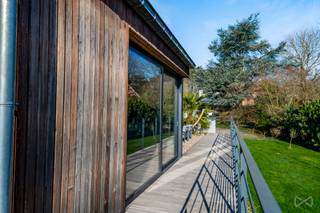 Er zijn plaatsen die meteen indruk maken: hier komen ruimte, licht en karakter vanzelf tot hun recht.U ontdekt een ruime keuken en eetkamer, badend...