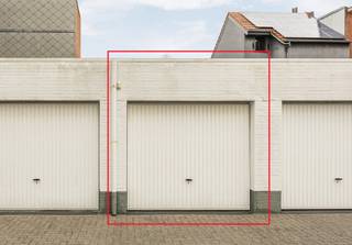 Diepe garage van ongeveer 10 meter in Residentie Swinnenhof - Patersstraat 40, Turnhout<br />
<p><em>Vermeldingen inzake bijzondere infoplicht: omgevingsvergunning stedenbouwkundige handelingen uitgereikt, woongebied, geen rechterlijke herstelmaatregel of bestuurlijke maatregel opgelegd of opname in het maatregelenregister, geen voorkooprecht ruimtelijke ordening, geen omgevingsvergunning voor verkavelen van gronden.</em></p>