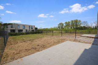 Uitzonderlijk ruime nieuwbouwwoningen (BEN = Bijna Energie Neutraal), gelegen op een rustige locatie aan de Bruggestraat te Zandhoven. Dit kleinschalig project omvat 6 halfopen bebouwingen en 1 open bebouwing, telkens met 3 of 4 volwaardige slaapkamers, ruime tuin en parking. Elke woning beschikt over een inkomhal met ruimte voor vestiaire en afzonderlijk toilet met handenwasser; zitruimte; volledig ingerichte leefkeuken met eetplaats en handige bijkeuken.  Directe toegang via het schuifraam tot tuin. Op de verdieping zijn er telkens 3 of 4 volwaardige slaapkamers; apart toilet; bureauruimte; en riante badkamer. Voorts beschikken de woningen over een garage of carport. Hedendaagse architectuur en zeer energiezuinige woning voorzien van alle modern comfort met o.a. vloerverwarming door middel van warmtepomp, zonnepanelen, regenwaterrecuperatie, maximum E-peil 30,... Verkoop onder BTW-stelsel (registratierechten op het grondaandeel). Werken in een eindfase en beschikbaar bij akte. Kijk op www.immopatio.be voor meer informatie of bezoek onze modelwoning!