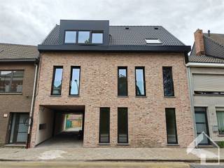 <p>Welkom bij dit modern dakappartement in Broechem! Dit aantrekkelijke woonproject biedt een perfect evenwicht tussen hedendaags comfort en praktische indeling.<br />Het appartement beschikt over 88 vierkante meter woonoppervlak bestaande uit:<br />- woonkamer met open keuken<br />- 2 slaapkamer<br />- badkamer<br />- apart toilet<br />- 2x berging<br />- 2 auto staanplaatsen<br />- gemeenschappelijke fietsenberging <br />- ruim terras<br />Algemene kosten: €50/m (voor elektriciteit gemeenschappelijke delen - onderhoud tuin gemeenschappelijk - ruime septische put...)<br />Bezichtiging uitsluitend op afspraak.</p>