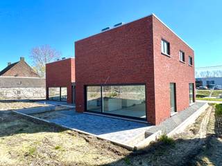 En cours d'achèvement et donc bientôt habitables : 2 belles maisons familiales avec terrasse et carport, spacieusement situées à proximité d'un...
