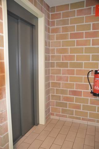 <p><span>Appartement in het centrum van Mol</span></p><p><span>Dit mooie appartement bevindt zich op de 1ste verdieping in het hart van Mol, ideaal gelegen nabij winkels, restaurants en openbaar vervoer.</span></p><p><span>Het appartement beschikt over een ruime woonkamer met open keuken, 1 slaapkamer, een badkamer, apart toilet en een terras.</span></p><p><span>Dadelijk beschikbaar!</span></p><p><span>Geen gemeenschappelijke kosten</span></p><p><span>Voor meer informatie of een bezichtiging, neem gerust contact op!</span></p>