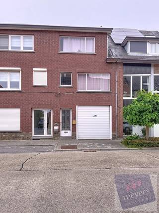 Op zoek naar een woning die je volledig naar je eigen smaak kunt inrichten, op een centrale locatie in Hasselt? Ontdek deze ruime eengezinswoning van 159 m² (volgens EPC) op een perceel van 2a 9ca, gelegen in de Vijversstraat 101.<br /><br /><strong>Ligging</strong><br />De woning geniet van een gunstige en rustige ligging, op korte afstand van het centrum van Hasselt, scholen, winkels, openbaar vervoer en de Corda-campus. Ook de oprit naar de E313 is vlot bereikbaar, waardoor je in geen tijd richting Genk, Leuven of Antwerpen rijdt. De Vijversstraat combineert een residentiële sfeer met een praktische bereikbaarheid — ideaal voor wie comfort en mobiliteit belangrijk vindt.<br /><br /><strong>Indeling</strong><br />Op het gelijkvloers vind je een inpandige garage met rechtstreekse toegang tot de achterliggende tuin, een handige troef voor fietsen of tuinmateriaal. De inkomhal met trap leidt naar de eerste verdieping, waar een lichtrijke woonkamer, eetkamer, keuken met toegang tot een balkon en een badkamer zich bevinden. Op de tweede verdieping zijn er twee volwaardige slaapkamers.<br /><br /><strong>Renovatie en mogelijkheden</strong><br />De woning beschikt momenteel over een EPC-label F (719 kWh/m²jaar) en dient gerenoveerd te worden. Dit biedt echter een uitstekende kans om een woning op maat te creëren én te genieten van de huidige premies en fiscale voordelen die de Vlaamse overheid voorziet bij energetische renovaties. Denk aan de Mijn VerbouwPremie, de EPC-labelpremie en eventueel de Mijn VerbouwLening. Na renovatie kan de woning niet alleen in waarde stijgen, maar ook een aantrekkelijk wooncomfort en energiezuinigheid bieden.<br /><br /><strong>Troeven op een rij</strong>
<ul>
<li>Centrale ligging nabij het centrum van Hasselt</li>
<li>Ruim bewoonbare oppervlakte van 159 m²</li>
<li>Garage met directe toegang tot de tuin</li>
<li>Volop renovatiemogelijkheden met financiële steunmaatregelen</li>
<li>Perfect voor starters of investeerders die willen renoveren</li>
</ul>
Laat je inspireren door het potentieel van deze woning en maak er jouw nieuwe (t)huis van.<br /><br />📞 Interesse? Contacteer Meyers Vastgoed voor meer informatie of een bezoek ter plaatse.