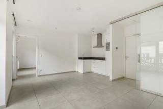 Ontdek dit prachtige nieuwbouwappartement met 1 slaapkamer, ideaal gelegen in het historische centrum. Het appartement biedt een lichtrijke leefruimte met een stijlvolle open keuken, volledig uitgerust met alle hedendaagse comfort.<br />De badkamer beschikt over een inloopdouche en een lavabomeubel. <br /><br />Er is bovendien mogelijkheid tot het huren van een autostaanplaats onder het gebouw (€160/maand).<br />Algemene kosten: €150/maand.<br /><br />Beschikbaar per 1 AUGUSTUS 2026<br /><br />Interesse? Stel u kandidaat via de volgende link: https://mijnhuurprofiel.be/property/5d46ab49-398e-457f-978d-e5d3ebe8d560/login?subdomain=fidimco<br />Of mail eline@fidimco.be