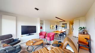 In de stijlvolle residentie Mariëlle, op de derde verdieping, bevindt zich dit uitzonderlijk afgewerkte appartement. De woning werd volledig gerenoveerd en heringericht, waarbij de standaardafwerking plaatsmaakte voor een verfijnd en tijdloos geheel met hoogwaardige materialen en doordachte maatwerkoplossingen.<br />De designkeuken vormt het hart van de leefruimte en sluit naadloos aan op de ingebouwde kastenwand. De royale leefruimte geniet van overvloedig daglicht en biedt via een breed schuifraam een prachtig panoramisch uitzicht op het natuurgebied van Heist-aan-Zee, met zicht op strand en dijk. Een unieke plek voor wie houdt van zee, natuur en ontspannen wandelingen langs de kust.<br />Het slaapgedeelte werd ingericht als een rustige, private zone met veel aandacht voor comfort en afwerking. De master bedroom voelt aan als een volwaardige suite met ingemaakte kasten en een stijlvolle ensuite badkamer. Hoogwaardige materialen en verfijnd sanitair zorgen hier voor een luxueuze en serene sfeer, met als extra comfort een Japans toilet.<br />De tweede slaapkamer is veelzijdig inzetbaar als kinder-, logeer- of bureauruimte en beschikt over een eigen aangrenzende douchekamer.<br />Aan de achterzijde bevindt zich een aangenaam zonneterras met uitzicht op de karakteristieke oude vuurtoren van Heist-aan-Zee. Tot slot beschikt het appartement over een praktische fietsenberging en een zeer ruime privatieve kelder, wat het geheel compleet maakt.
