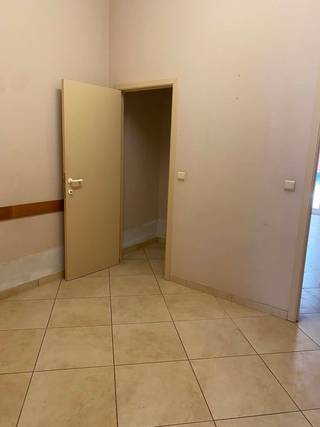 Deze aangename woning is centraal gelegen en biedt heel wat mogelijkheden.<br />De woning beschikt momenteel over 2 kamers en een aangename tuin.<br />Een absolute troef is de ruime, inrichtbare zolderverdieping, die voldoende potentieel biedt om 2 extra grote kamers te creëren.<br />Hierdoor kan de woning eenvoudig uitgebreid worden naar een ruime gezinswoning met maar liefst 4 kamers.<br /><br />De centrale ligging zorgt voor een uitstekende bereikbaarheid en een vlotte verbinding met winkels, scholen, openbaar vervoer en andere voorzieningen.<br /><br />Troeven:<br />Centrale ligging<br />Momenteel 2 kamers<br />Ruime inrichtbare zolder voor 2 extra grote kamers<br />Aangename tuin<br />Veel uitbreidingsmogelijkheden<br />Ideaal als gezinswoning of investering<br /><br />Een woning met veel potentieel, ideaal voor wie ruimte en mogelijkheden wil combineren met een centrale ligging.<br /><br />Een bezoek plannen of wil je meer info ? contacteer ons via www.destryker.be of via tel 02/356.61.60<br />