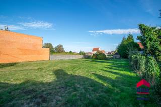 <p>Dit ruime perceel van <strong>675 m²</strong> biedt de perfecte basis voor wie wil bouwen in een rustige, goed gelegen omgeving. Hier kan je een moderne woning creëren met alle comfort en ruimte die je gezin nodig heeft.</p>
<p><strong>Bouwvoorschriften:</strong></p>
<ul><li>
<p>Bestemd voor een <strong>ééngezinswoning in halfopen bebouwing</strong></p>
</li><li>
<p><strong>Perceeloppervlakte:</strong> 675 m²</p>
</li><li>
<p><strong>Minimale voorgevelbreedte:</strong> 10 m</p>
</li><li>
<p><strong>Maximale bouwdiepte:</strong> 10 m op gelijkvloers én verdieping</p>
</li><li>
<p><strong>Bouwvrije stroken</strong> tot aan de zijdelingse perceelsgrenzen</p>
</li><li>
<p><strong>Bouwlijn:</strong> minimaal 8,23 m uit de as van de Oude Diestsestraat</p>
</li><li>
<p><strong>Maximaal 2 bouwlagen toegestaan</strong></p>
</li><li>
<p><strong>Kroonlijsthoogte:</strong></p>
<ul><li>
<p>max. <strong>6,50 m</strong> met <strong>plat dak</strong></p>
</li></ul>
</li></ul>
<p>Neem vandaag nog contact op met je ERA-makelaar voor meer informatie of een plaatsbezoek.</p>
<p>JOUW DROOMGROND. ZO GEVONDEN!</p>