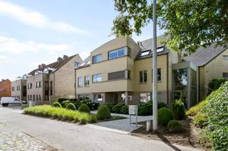 Dit aangename appartement van 60 m² is gelegen op slechts 500 meter van het centrum van Kasterlee. Naast een gunstige ligging biedt het appartement verschillende extra troeven en beschikt het over een EPC-waarde B.
Het appartement omvat:
- een aangename woonruimte met open keuken en vaatwasser
- een slaapkamer met ingebouwde kasten
- een badkamer met ligbad met douche
- een apart toilet
- een berging met aansluitingen voor een wasmachine en droogkast
Hiernaast beschikt het appartement over een zonnig terras van 15 m², met elektrische luifel en aangenaam groen uitzicht op de bomen.
Extra troeven (bovenop de bewoonbare oppervlakte) zijn de privé inkomhal, een ruime kelderberging, een eigen carport met extra bergruimte en een gedeelde fietsenstalling met mogelijkheid tot het opladen van een elektrische fiets.
Samengevat: een gezellig appartement met een zonnig terras, voldoende bergruimte en een centrale ligging, op wandelafstand van het centrum van Kasterlee.