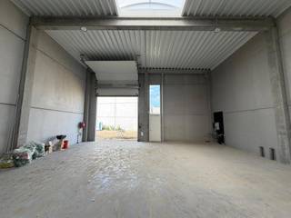 <p>Nieuwbouw KMO-unit te koop in Kampenhout, met een gelijkvloerse oppervlakte van 216 m² en een verdieping van 71 m². Oplevering voorzien in augustus 2026.</p>
<p>Strategisch gelegen langs de Mechelsesteenweg (N26), met een vlotte verbinding naar de E19 en E40 richting Brussel, Antwerpen en Gent — wat zorgt voor uitstekende bereikbaarheid én zichtbaarheid.</p>
<p>De unit biedt een kwalitatieve opslagruimte met een vrije hoogte van ca. 6 m, toegankelijk via een automatische sectionaalpoort (4 x 4,2 m) en een aparte inkomdeur. Voorzien van een gepolierde en gewapende betonvloer (2.500 kg/m²), lichtstraten met rookluik, een geïsoleerd dak en een regenwaterput (5.000 L).</p>
<p>Gelegen in Business Park Overdevaert te Kampenhout, met camerabewaking, LED-verlichting en branddetectie. Inclusief 2 privatieve parkeerplaatsen en de mogelijkheid tot laadpalen.</p>
<p>Contacteer Structura.biz voor bijkomende informatie en/of een bezoek — 02/462.32.00!</p>