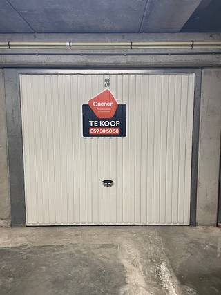 <strong>Gesloten garagebox te koop – Residentie Atlantis III, vlak bij de zeedijk</strong><br /><br />Ontdek deze <strong>ondergrondse, gesloten garagebox (-1) </strong>in <strong>Residentie Atlantis III</strong>, ideaal gelegen op wandelafstand van de zeedijk. Perfect voor wie een veilige en makkelijk toegankelijke parkeerplaats zoekt in het centrum.<br /><br /><strong>Kenmerken:</strong>
<ul>
<li>Afmetingen garagebox:
<ul>
<li>Breedte: 2,70 m</li>
<li>Lengte: 4,70 m (voor de wagen) / 5,21 m (totaal)</li>
</ul>
</li>
<li>Afmetingen garagepoort:
<ul>
<li>Breedte: 2,20 m</li>
</ul>
</li>
<li>Momenteel verhuurd tot 28/02/2026 aan €99,25/maand — ideale investering met onmiddellijk rendement.</li>
</ul>
Bent u op zoek naar een<strong> ruime, afgesloten garagebox dichtbij zee</strong> – voor eigen gebruik of als investering?<br /><br />Contacteer ons kantoor vandaag nog voor meer informatie of een bezoek!