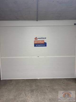 Bent u op zoek naar een ruime, afgesloten garage op een centrale ligging in Nieuwpoort-Bad? Dan is deze garage in de residentie Santhooft precies wat u zoekt.<br />Dankzij de uitstekende ligging bevindt u zich op wandelafstand van de zeedijk, winkels, restaurants en het openbaar vervoer. Ideaal voor wie veilig en comfortabel wil parkeren of extra bergruimte zoekt.<br />Afmetingen:<br />Breedte: 3,09 m<br />Lengte: 5,85 m<br />Hoogte: 2,33 m<br />Interesse? Contacteer ons gerust voor meer informatie of een bezichtiging.