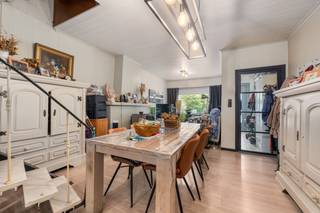 <p>Te koop: gesloten bebouwing in Sint-Niklaas, centraal gelegen nabij scholen, openbaar vervoer en invalswegen.</p>
<p> </p>
<p>Deze woning biedt een interessante opportuniteit voor wie een huis wil kopen en volledig naar eigen smaak wil renoveren. Gelegen in een residentiële woonomgeving nabij het centrum van Sint-Niklaas geniet u van een vlotte bereikbaarheid en alle dagelijkse voorzieningen in de buurt. De ruime living zorgt voor veel potentieel om een gezellige leefruimte te creëren. Bovendien beschikt de woning over een tuin van 40 m² met tuinhuis, ideaal om buiten te genieten. Met twee volwaardige slaapkamers en een praktische indeling vormt dit huis een sterke basis voor starters of investeerders.</p>
<p> </p>
<p>• Inkomhal van 4,11 m²<br />• Ruime living van 51,66 m² met tal van indelingsmogelijkheden<br />• Wasplaats met aansluiting voor wasmachine en droogkast<br />• Badkamer van 6,17 m²<br />• Twee slaapkamers van 15,03 m² en 15,45 m²<br />• Tuin van 40 m² met tuinhuis<br />• Zolder van 14,34 m² met extra bergruimte</p>
<p> </p>
<p>Troeven<br />• Centrale ligging nabij centrum, scholen en openbaar vervoer<br />• Ruime living met veel mogelijkheden<br />• Tuin met tuinhuis</p>
<p> </p>
<p>Neem vandaag nog contact op met je ERA-makelaar voor een bezoek.</p>
<p> </p>
<p>JOUW DROOMHUIS. ZO GEVONDEN!</p>