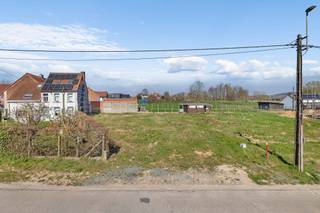 Voor meer info of een bezoek, bel 054 69 39 37 - Rustig gelegen bouwgrond te koop in Meerbeke, op korte wandelafstand van zowel het Neigembos als...