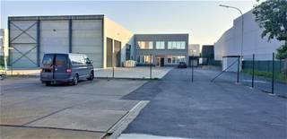 <p><span>Oppervlakte magazijn 396 m² en 207 m² buitenruimte - eigen sanitair - poly-beton -  elektrische sectionaalpoort breedte 3.20 met een hoogte 3.60 - ruime parking voor magazijn van 207 m² - zijdeur aan het magazijn - kantoorruimte, vergaderruimte, sanitair, keuken en berging.</span></p><p><span>Deze loods wordt verhuurd onder btw regime.</span></p>