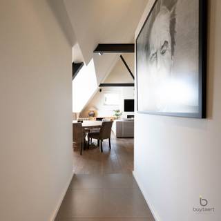 <p><span>LUXE PENTHOUSE MET RUIM ZUIDTERRAS NABIJ SCHILDE-DORP!</span></p><p><span>Op korte afstand van het centrum van Schilde bevindt zich dit stijlvol en uitstekend onderhouden drie slaapkamer penthouse met een bewoonbare oppervlakte van 174 m² en een zuidgericht terras van 24 m².</span></p><p><span>De lift brengt u rechtstreeks tot in de inkomhal met vestiairekast en gastentoilet. De ruime leefruimte geniet dankzij de hoge nok van een aangename loftsfeer en heeft een goede natuurlijke lichtinval omwille van schuifraam en ramen rondom. </span></p><p><span>Leefruimte omvat een salon met gashaard, eetplaats en airconditioning. Via het schuifraam bereikt u het zonnige terras met buitenberging, verlichting, automatische screens, zonneluifel en jacuzzi (overname mogelijk), waarvoor een stabiliteitsstudie werd uitgevoerd.</span></p><p><span>De luxueuze keuken is volledig ingericht en uitgerust met toestellen van Miele en Atag. Aansluitend bevindt zich een praktische berging met aansluitingen voor wasmachine en droogkast.</span></p><p><span>Via de nachthal bereikt u de masterbedroom met dressing en een badkamer met inloopdouche, lavabomeubels, ingemaakte kasten en toilet. Daarnaast is er nog een tweede en derde slaapkamer, waarvan één als mezzanine met dressing, en een tweede ruime badkamer met inloopdouche en maatkasten. Het appartement is overwegend afgewerkt met eiken parket, gecombineerd met tegelvloeren in keuken en badkamers, veel ingemaakte kasten, airco, alarmsysteem, videofonie, elektriciteit conform,...</span></p><p><span>Overname van jacuzzi, muziekinstallatie en gordijnen/lamellen is bespreekbaar. </span></p><p><span>Twee ondergrondse autostaanplaatsen met elk een privatieve berging zijn afzonderlijk aan te kopen aan € 30.000 per stuk. Eén staanplaats beschikt over een gekeurde hybride laadpaal. </span></p><p><span>De gemeenschappelijke kosten bedragen ca € 130 per maand.</span></p><p><span>Een bijzonder ruime penthouse waar hoogwaardige afwerking, comfort en een uitstekende ligging vlak bij Schilde-dorp samenkomen. Contacteer ons voor meer informatie of een bezoek ter plaatse.</span></p><p><span> </span></p><p><span> </span></p><p><span> </span></p><p><span> </span></p>
