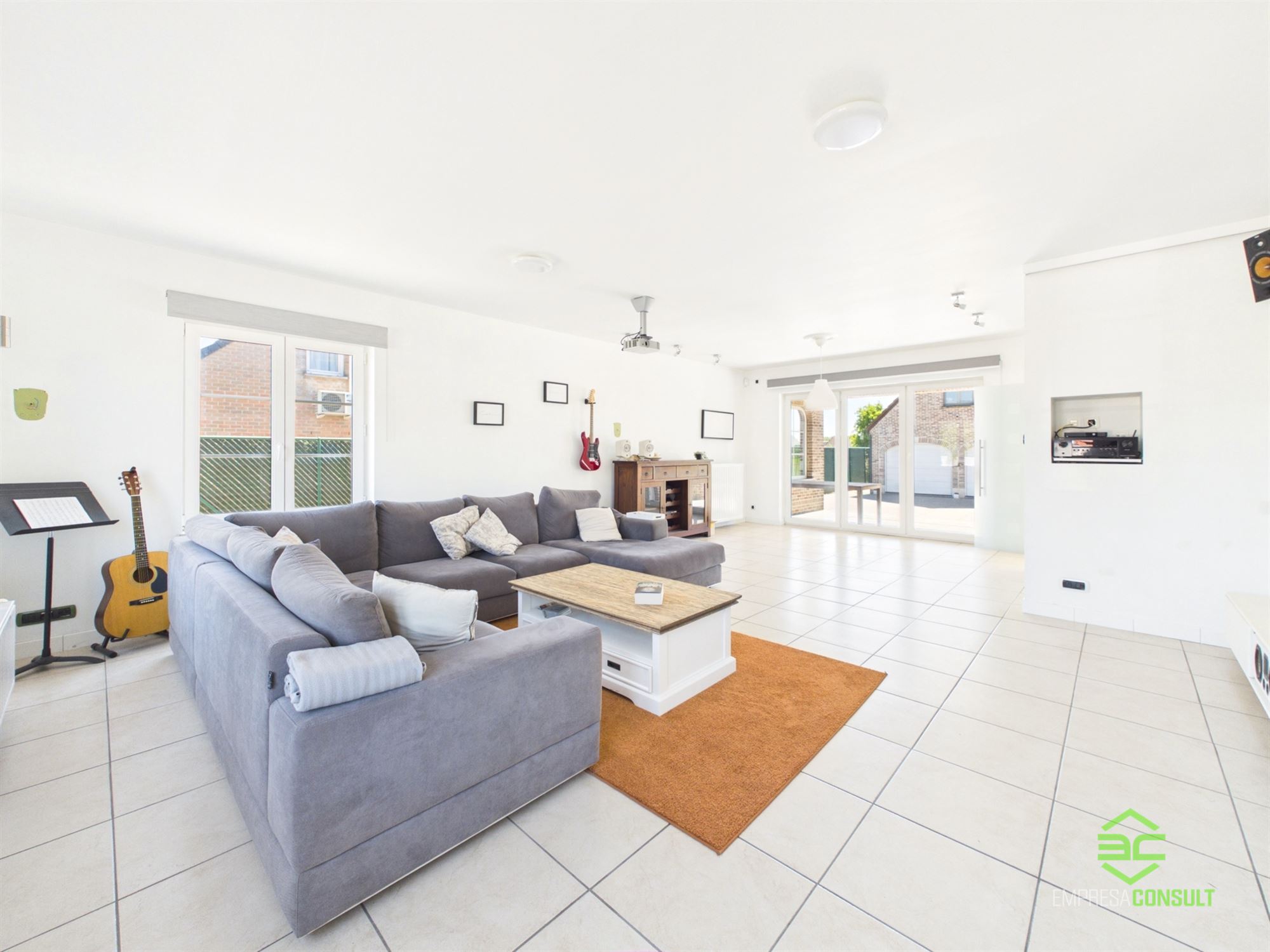 Ruime woning met 4/5 slpk en dubbele garage op 12a 50ca! - foto 5