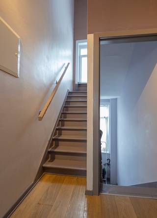 <p>Op een gunstige locatie in Sint-Agatha-Berchem bevindt zich dit gebouw met twee afzonderlijke woongelegenheden. Het gelijkvloers omvat een appartement met één slaapkamer en terras. Op de eerste en tweede verdieping bevindt zich een ruime duplex met drie slaapkamers.</p><p></p><p>Via de inkom komt u in het gelijkvloers appartement, dat bestaat uit een leefruimte met open, ingerichte keuken. Aansluitend bevindt zich de badkamer, gevolgd door de slaapkamer. Vanuit de leefruimte is er toegang tot het terras, dat aansluit op de woonruimte en zorgt voor een aangename buitenruimte.</p><p></p><p>De duplex is verdeeld over de eerste en tweede verdieping. Via de inkomhal komt u in de leefruimte met open, ingerichte keuken. De leefruimte biedt plaats voor een zithoek en eethoek en vormt samen met de keuken de centrale leefruimte van de duplex. Op deze verdieping bevindt zich eveneens de badkamer, uitgerust met een dubbele wastafel en douche. Er is hier ook een aansluiting voor een wasmachine voorzien.</p><p></p><p>De tweede verdieping omvat drie ruime slaapkamers. Dankzij de indeling over twee verdiepingen is er een duidelijke scheiding tussen de leefruimtes en het slaapgedeelte.</p><p></p><p>De duplex is momenteel verhuurd en beschikt hierdoor over een bestaande huuropbrengst. De twee afzonderlijke woongelegenheden bieden verschillende mogelijkheden, zoals een combinatie van eigen bewoning en verhuur of het aanhouden van beide entiteiten als investering.</p><p></p><p><strong>EPC gelijkvloers: 617 kWh/m²/jaar – label G</strong><br /><strong>EPC duplex: 304 kWh/m²/jaar – label F</strong></p>