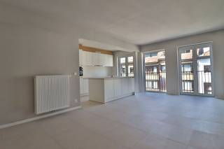 <p><span> </span></p><p><span>In het hart van de Stad vinden we dit gezellig en lichtrijke appartement terug, gelegen in een kleinschalige residentie.</span></p><p><span> </span></p><p><span>Het appartement is ingedeeld met een inkom met apart toilet, ruime woonkamer met open keuken voorzien van alle comfort en een aansluitende berging. Er zijn twee slaapkamers en een badkamer met wastafel, inloopdouche en een ingemaakte kast waar wasmachine en droogkast hun plaats vinden.</span></p><p><span> </span></p><p><span>Achteraan is een breed balkon.</span></p><p><span> </span></p><p><span>Het appartement is tevens voorzien van een pakket zonnepanelen (privatief) en heeft een EPC label A: een laag energieverbruik gegarandeerd!</span></p><p><span> </span></p><p><span>Privatieve kelderberging ter beschikking.</span></p><p><span> </span></p><p><span>* ter illustratie werden presenteren we AI gegenereerde renders</span></p><p><span> </span></p><p><span> </span></p>