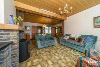 Veurne: Te renoveren stadswoning met heel wat mogelijkheden, 4 à 5 slpks, zonnig tuintje en dubbele garage op 236m² grondopp. <br />Op zoek naar een woning die u volledig naar eigen smaak kunt renoveren? Deze rijwoning op 236 m² biedt alvast een mooie basis om er een gezellige stadswoning van te maken. De ligging is bijzonder interessant: in een doodlopende zijstraat van de Ieperse Steenweg, op wandelafstand van het centrum, waardoor u centraal én rustig woont.<br />De woning werd in de jaren ’80 grondig aangepakt en later nog uitgebreid. Vandaag zijn opnieuw renovatie- en opfriswerken nodig, maar de woning beschikt over heel wat potentieel.<br />Op het gelijkvloers bevinden zich een inkomhal, woonkamer met zit- en eetplaats, keuken met ontbijthoek, apart toilet, badkamer, veranda en berging/wasplaats. Op de eerste verdieping zijn er drie slaapkamers en een tweede badkamer. De tweede verdieping biedt nog twee zolderkamertjes.<br />Een absolute troef is de volledig zuidgerichte buitenruimte. Het aangelegde terras kan perfect worden omgevormd tot een gezellig tuintje. Achteraan beschikt het eigendom bovendien over een dubbele garage; ideaal voor wagens, hobby's of extra opslagruimte.<br />Verder beschikt de woning over houten ramen met dubbele beglazing, een vernieuwd dak met isolatie en EPC-label D (= geen renovatieverplichting). <br />Kortom: een interessante renovatiekans voor wie een centrale maar bijzonder rustige ligging weet te waarderen. Mits de nodige vernieuwingen kan hier een bijzonder aangename stadswoning worden gerealiseerd.
