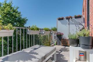 <p><span>HOBOKEN | RUIM APPARTEMENT (110m²) MET TWEE SLAAPKAMERS EN MOOI ZUIDTERRAS GELEGEN OP DE DERDE VERDIEPING VAN GEBOUW MET LIFT | EPC B |</span></p><p><span>Indeling als volgt: inkomhal - woonkamer met ruim terras - geïnstalleerde keuken - twee slaapkamers met dressing - badkamer met ligbad, aparte douche, lavabo - berging met aansluitingen wasmachine/droogkast - hal met apart toilet.</span></p><p><span>Grote troeven: </span></p><ul><li><span>Zeer veel lichtinval</span></li><li><span>Zeer energiezuinig (EPC B)</span></li><li><span>Gelegen in rustige woonwijk in doodlopende straat vlakbij winkels, scholen en openbaar vervoer, ...</span></li><li><span>Ondergrondse berging </span></li><li><span>Elektriciteit is conform het AREI</span></li><li><span>Aparte meters voor elektriciteit, gas en water</span></li><li><span>Geen asbestattest vereist want bouwjaar na 2001</span></li><li><span>Onoverdekte autostaanplaats mee in de prijs inbegrepen</span></li></ul><p><span> </span></p><p><span>Gemeenschappelijke kosten bedragen 100 euro per maand (blokpolis, syndicus, minuterie, onderhoud, lift, ...).</span></p><p><span>Ondergrondse autostaanplaats mee aan te kopen (VP 15.000 euro).</span></p>