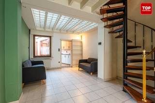 Deze rijwoning bevindt zich in de bijzonder rustige en gezellige straat Tussen Bermen. Werkelijk een toplocatie, strategisch zeer goed gelegen!<br /><br />Het centrum van Gent is gemakkelijk te bereiken te voet en per fiets. Ook via het openbaar vervoer ben je op enkele minuten in de bruisende stad.<br />Het station Gent-Sint-Pieters is gelegen op enkele minuten fietsen. Tal van supermarkten, scholen, restaurants, zijn op wandel en/of fietsafstand terug te vinden. Ook het zwembad strop ligt in de buurt. Kortom, met de ligging van deze woonst is een auto absoluut niet noodzakelijk. <br />Doch ben je op minder dan 5 min op alle belangrijke toegangswegen de E17, E40 en de R4<br /><br />Via de inkomhal komen we terecht in de leefruimte, de keuken en de badkamer. De combinatie van een zithoek en eetruimte is perfect mogelijk. Eveneens op het gelijkvloers vinden we een zeer aangename binnenkoer en een extra bergruimte. Zo kan je het hele jaar door genieten van de buitenlucht. <br />Op de eerste verdieping bevinden zich twee ruime slaapkamers. Op de tweede verdieping de derde, zeer ruime slaapkamer, met toegang tot het dakterras. <br />Zeker in de zomer is dit een absolute meerwaarde. Lekker lang genieten met vrienden en familie van het mooie weer en Gent. <br /><br />De woning is steeds goed onderhouden. Mits een opfrisbeurt is de woning zo goed als instapklaar. <br /><br />Deze woning is ideaal voor wie in Gent wil wonen. De praktische indeling en het aangename dakterras biedt dit huis alles om er een echte thuis van te maken.<br /><br />Beschikbaar bij akte.<br /><br />Contacteer Topvastgoed voor een bezoek op het nummer 0475 700 700.<br />