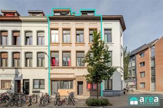<p><span>Dit interessant opbrengsthuis (niet vergund, kadastraal gekend als huis) bevindt zich in een residentiële buurt in het bruisende Antwerpen Noord. Het betreft hier 2 gebouwen (Dambruggestraat 277 en 279), thans ingedeeld als 8 studio’s, die samen verkocht worden. Er zijn conformiteitsattesten aanwezig, waardoor er zonder zorgen verhuurd kan worden. Het gebouw is in goede staat (in 2023 gerenoveerd/ opgefrist). Het pand heeft een goede bereikbaarheid met het centrum van Antwerpen en een vlotte verbinding naar de Ring. In de nabijheid van verschillende winkels, scholen en Park Spoor Noord!</span></p><p><span> </span></p><p><span>Kortom, een leuke en zorgeloze investeringsopportuniteit met gegarandeerd rendement!</span></p><p><span>Verhuurde units (€5300/mnd (incl. kosten) -> netto huurinkomsten van €5060/mnd.</span></p><p><span>Deze worden nog geïndexeerd!</span></p><p><span> </span></p><p><span>Grootste troeven:</span></p><p><span>-Centrale locatie!</span></p><p><span>-TOPRENDEMENT van 10,48%!</span></p><p><span>-Conformiteitsattesten aanwezig!</span></p><p><span>-Gunstig EPC “C”: 290kWh/(m²/jaar)</span></p><p><span>-Zelden of nooit leegstand</span></p><p><span> </span></p><p><span>Indeling nummer 277:</span></p><p><span>-GLVL: living (17m²), keuken (4m²), badkamer (4m²) en slaapkamer (5m²).</span></p><p><span>-V1: living (17m²), keuken (3m²), badkamer (3m²).</span></p><p><span>-V2: living (15m²), keuken (3m²), badkamer (3m²).</span></p><p><span>-V3: living (15m²), keuken (3m²), badkamer (3m²), slaapkamer (7m²), terras (2m²).</span></p><p><span>Indeling nummer 279:</span></p><p><span>-GLVL: living (11m²), keuken (4m²), badkamer (3m²).</span></p><p><span>-V1: living (11m²), keuken (4m²), badkamer (3m²).</span></p><p><span>-V2: living (11m²), keuken (4m²), badkamer (3m²).</span></p><p><span>-V3: living (15m²), keuken (3m²), badkamer (3m²), slaapkamer (7m²), terras (2m²).</span></p><p><span> </span></p><p><span>Voor meer informatie kan u terecht bij Area Partners. INFO@area.be of 03/ 284.60.60</span></p>