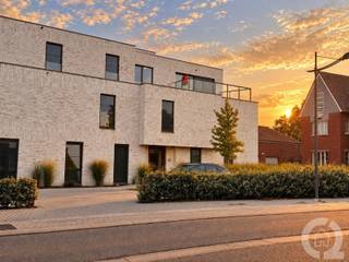 <strong>Energie neutrale nieuwbouw penthouse met 2 slaapkamers binnen residentie Belisa gelegen in het centrum van Munsterbilzen.</strong><br /><br /><span><strong>indeling</strong></span><br />+ Open leefruimte met veel lichtinval<br />+ Volledig geïnstalleerde open keuken met keukeneiland<br />+ Apart toilet<br />+ Badkamer met inloopdouche en badkamermeubel met dubbele lavabo en spiegelkast<br />+ Slaapkamer 1<br />+ Slaapkamer 2<br />+ Maar liefst 2 terrassen ter hoogte van de leefruimte en keuken. Eentje van 13 m² en de andere is 16 m².<br />+ Berging / wasplaats<br /><br /><span><strong>Energie &amp; technieken </strong></span><br />+ EPC: 8 kWh/m²/jaar - Label A met UC: 2022116296<br />+ Centrale verwarming via vloerverwarming op basis van een lucht-water warmtepomp.<br />+ Airco / inverter aanwezig.<br />+ Extra zonnepanelen voorzien voor een verhoogd wooncomfort.<br />+ Balansventilatie systeemtype D met warmterecuperatie.<br /><br /><span><strong>Extra troeven</strong></span><br />+ Autostaanplaats en tuinberging inbegrepen in de huurprijs.<br />+ Afwerking in kwalitatief hoogstaande materialen.<br />+ Appartement is recentelijk volledig geschilderd, overal zijn er lamellen voorzien en lichtarmaturen.<br /><br /><em>Het nieuwbouwproject heeft een zeer centrale ligging (tussen Bilzen, Hasselt, Genk en Maastricht), op wandelafstand van alle winkels, scholen, openbaar vervoer en het beschikt tevens over een goede bereikbaarheid naar het op - en afrittencomplex van de E313 en E314.</em>