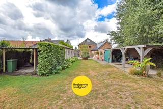 Instapklare alleenstaande woning met 4/5 slaapkamer op 2.084m² te Diksmuide!Bij het binnenkomen van deze statige woning merk je al de vele troeven...