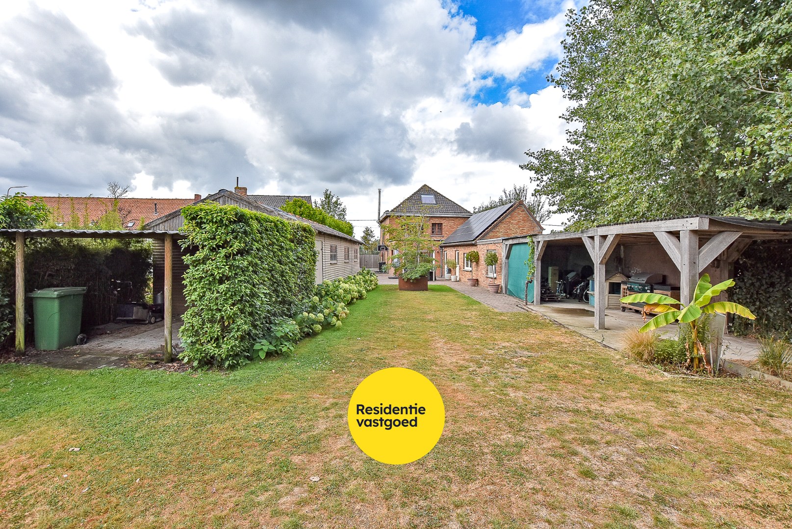 Instapklare alleenstaande woning met 4/5 slaapkamer op 2.084m² te Diksmuide! - foto 1