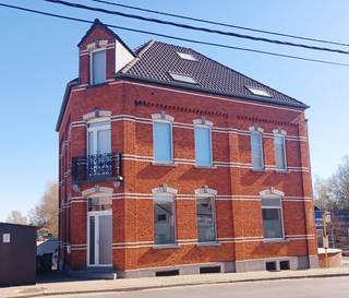 <p>TE KOOP: opbrengsteigendom met 3 appartementen en bijhorende staplaatsen op een perceel van 407 m², gelegen aan het station van Zandbergen, met vlotte verbinding naar Ninove en Geraardsbergen.</p>
<p>Deze opbrengsteigendom is een ideale investering voor wie op zoek is naar een project met direct rendement! Alle appartementen zijn reeds geruime tijd verhuurd aan betrouwbare huurders.</p>
<p>Oppervlakte appartementen:</p>
<p>Gelijkvloers: 102 m² (1 slaapkamer)</p>
<p>Verd. 1: 105 m² ( 1 slaapkamer)</p>
<p>Verd. 2 + deel dakverdieping: 137 m² ( 2 slaapkamers)</p>
<p>Het gebouw is volledig onderkelderd.</p>
<p>Meer info beschikbaar op kantoor.</p>
<p>Contacteer ons via email: steven@denderimmo.be of telefonisch op nr 054 50 16 50</p>