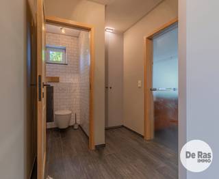 <br /><br />HAALTERT - Deze ruime, recent gebouwde woning is gelegen op het hoogste punt van Haaltert in een aangename, rustige straat en omringd door groen, velden en mooie wandelroutes. De ligging van dit pand is bijzonder aantrekkelijk met alle voorzieningen zoals scholen, supermarkten, winkels, banken, ... in de directe omgeving. Daarnaast geniet deze woning van een heel goede bereikbaarheid door de nabijheid van belangrijke invalswegen, openbaar vervoer en de E40. <br /><br />Naar indeling toe bevindt zich op het gelijkvloers een inkomhal met gastentoilet en vestiairekast, een aparte bureauruimte, een ruime en gezellige leefruimte met geïnstalleerde, open keuken uitgerust met alle toestellen, een slaapkamer met douche, een berging en een inpandige garage. Op de eerste verdieping bevinden zich de overloop, een slaapkamer met dressing en hobbyruimte, een tweede slaapkamer, een luxueuze badkamer en een wasplaats. De zolderverdieping is toegankelijk met vaste trap en biedt tal van mogelijkheden na verdere afwerking.<br /><br />Buiten is er een mooi aangelegde oprit en gezellige tuin met terras.<br /><br />Technisch scoort deze woning uitstekend met conforme elektriciteit, regenwaterput (5.000 L), vloerverwarming, ventilatie D, laadpaal, 12 zonnepanelen ... Resulterend in een energiezuinige (EPC A) en toekomstgerichte woning.<br /><br />Op zoek naar een perfect instapklare gezinswoning met garage, tuin en alle moderne comfort? Maak dan snel uw afspraak. Info of bezoek 053/60.65.60.