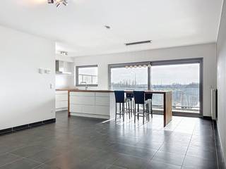 Appartement te huur in BoomIndeling: - Inkomhal- Woonkamer op tegelvloer met open keuken (ca. 42m²)- slaapkamer 1 (ca. 11m²)- slaapkamer 2 (ca. 9m²)- terras (ca. 21m²)- badkamer met ligbad en dubbele wasbak - toilet - kelderberging- ondergrondse autostaanplaatsLocatie: Dit appartement te huur is gelegen in residentie Delsaux in de Colonel Silvertopstraat in Boom. Via uw terras heeft u deels zicht op de Rupel. Via de A12 en E19 heeft u een goede en snelle verbinding naar Antwerpen, Mechelen en Brussel.Bijzonderheden: - 2 slaapkamers - 100 euro gemeenschappelijke kosten per maand- kelderberging- autostaanplaats - centraal gelegen - lift in het gebouw Bent u geïnteresseerd in dit appartement te huur in Boom? Neem dan gerust contact op met één van onze collega's van Dewaele vastgoed.