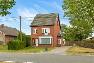 <strong>Vrijstaande woning met 3 slaapkamers, zolder en ruime tuin.<br /><br /></strong>We betreden de woning via de inkomhal, hierna komen we terecht in de woonkamer en de keuken. Naast de keuken is er een berging.<br />Beneden is de badkamer (bad, douche en toilet) voorzien.<br /><br />Vanachter is er een veranda voorzien die uitzicht geeft op de tuin.<br /><br />Op de eerste verdieping zijn er 3 slaapkamers. Verder is er nog een zolder die kan dienen als extra opslagruimte.<br /><br />Bijzonderheden:<br />- Beschikbaarheid: onmiddellijk<br />- EPC: 245 kWh/m²<br />- Veel oprit voorzien