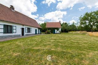 <h3><span>Authentieke hoeve op unieke ligging in het hart van Moregem. (te renoveren of op te splitsen)</span></h3><p><span>In het hart van het pittoreske Moregem, vlak bij de kerk, bevindt zich deze unieke, authentieke hoeve een plek waar de tijd lijkt stil te staan en waar je de historiek nog écht kan opsnuiven.<br />Genesteld in een oase van rust, met een prachtig uitzicht op de dorpskerk, biedt deze eigendom een uitzonderlijke kans voor wie houdt van karaktervolle gebouwen op een idyllische locatie.</span></p><p><span>Naast de hoeve vind je een charmant, authentiek bijgebouw met daarin nog een originele bakkersoven een tastbare herinnering aan het verleden en een absolute troef voor wie houdt van authenticiteit en ambachtelijke details.</span></p><h3><span>De hoeve is te renoveren, maar laat zich evengoed opsplitsen in twee volwaardige bouwloten (mits vergunning) ideaal voor wie droomt van een charmant woonproject of een landelijke (her)ontwikkeling.<br />Laat je inspireren door de ligging, het karakter én het potentieel. Neem vandaag nog contact op voor meer info of een plaatsbezoek!</span></h3><h3><span> </span></h3>