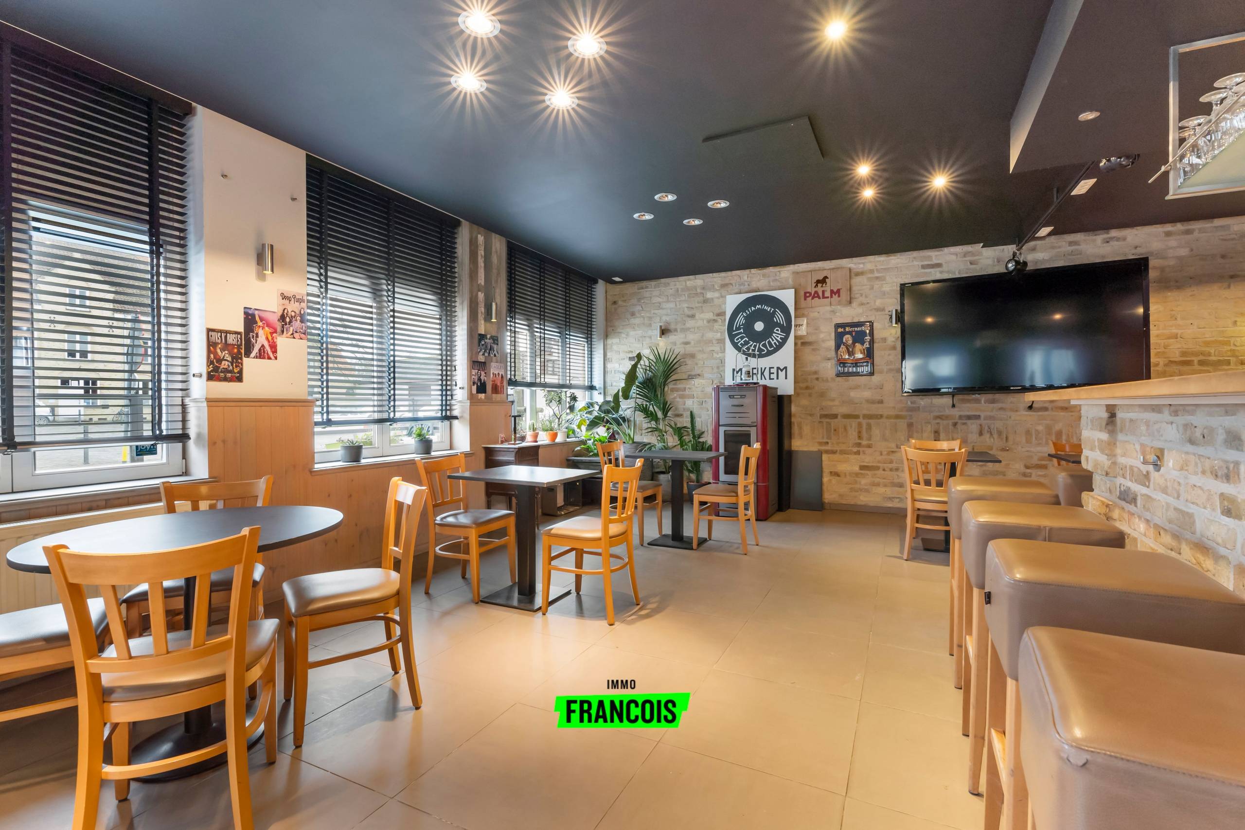 Ruime hoekwoning/handelszaak in het centrum van Merkem - foto 1