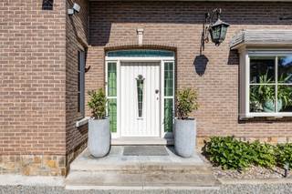 <p><span>BEZOEKMOMENT OP AFSPRAAK – ZATERDAG 13/06</span></p><p><span>Neem contact op met Quinten van Immo Zone op 0485/02.48.04 – quinten@immo-zone.be voor meer informatie of een bezichtiging.</span></p><p><span> </span></p><p><span>Laat je betoveren door deze karaktervolle villa in Schellebelle. Deze woning combineert rust, ruimte en privacy met een uitstekende bereikbaarheid door gelegen te zijn op wandelafstand van winkels, scholen, het station en verschillende restaurants en cafés. Dankzij de nabijheid van natuur en fiets- en wandelroutes langs de Schelde geniet je hier van een ideale combinatie van comfort en groen. Ideaal voor wie wil genieten van een rustige residentiële omgeving zonder in te boeten aan comfort en connectiviteit.</span></p><p><span> </span></p><p><span>Bij het betreden van de woning word je verwelkomd in een stijlvolle inkomhal, waar meteen de prachtige trap opvalt. De lichtrijke leefruimte biedt alle comfort voor gezellige momenten en de warme uitstraling van de authentieke parketvloer springt direct in het oog. De aparte eetkamer met directe toegang tot de ingerichte keuken en het terras nodigen uit tot lange diners en ontspannen avonden. Verder is er nog een gastentoilet en handige bergruimte onder de trap.</span></p><p><span> </span></p><p><span>Op de bovenverdieping vind je drie volwaardige slaapkamers, een apart toilet en een ruime badkamer voorzien van zowel een inloopdouche als een ligbad en lavabo. Naar opbergruimte geen gebrek, want met een droge kelder en grote zolderruimte is er plek in overvloed. </span></p><p><span> </span></p><p><span>Ook buiten stelt deze eigendom niet teleur: een uitgestrekte privatieve tuin biedt tal van mogelijkheden voor ontspanning. Daarnaast zijn er een aparte bergplaats en een dubbele garage aanwezig.</span></p><p><span> </span></p><p><span>- EPC: 208 kWh/m²jaar – label C<br />-KEI conform<br />-Dubbele beglazing met houten omkadering</span></p><p><span> </span></p><p><span>Deze woning is momenteel verhuurd, waardoor het naar investering ook een interessante aankoop kan vormen. </span></p><p><span> </span></p><p><span>Ben je op zoek naar een instapklare ruime woning met uitzonderlijk veel buitenruimte? Dan is dit pand in Schellebelle absoluut een bezoek waard!</span></p><p><span> </span></p><p><span>Alle documenten zijn reeds te raadplegen via de website van Immo Zone.</span></p><p><span> </span></p>
