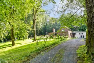 Immo Pické vous propose cette belle maison avec dépendance sur un terrain de 7.855 m2 au cœur du Kamerijkbos. Échappez à l'agitation et profitez...