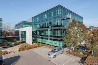 Het<strong> kantoor</strong> van 576 m² te Vilvoorde is strategisch gelegen aan de eerste afrit van de E19 richting Antwerpen, vlak bij de Brusselse Ring (R0), waardoor Brussel, Antwerpen en Brussels Airport op slechts 10–15 minuten liggen en het kantoor bovendien uitstekend bereikbaar is met het openbaar vervoer via bus en treinstation Vilvoorde.<br /><br />Veiligheid wordt gegarandeerd door het gebruik van een parlofoon, videofoon, brandalarm, terwijl het geïsoleerde dak en de dubbele beglazing zorgen voor extra energie-efficiëntie. Daarnaast is het kantoor uitgerust zonnewering en gasverwarming.<br /><br />In de gemeenschappelijke ruimtes bevindt zich een royaal restaurant met comfortabele zitplaatsen, perfect voor een lunch of informele ontmoetingen. <br /><br />Het kantoor is <strong>onmiddellijk beschikbaar</strong> en ook andere kantooroppervlaktes in het <strong>Everest Office Park</strong> zijn beschikbaar <strong>vanaf 207 m²</strong>, volledig flexibel in te delen naar uw wensen.<br /><br />Contacteer <strong>PANORAMA B2B</strong> voor bijkomende inlichtingen, plannen of een vrijblijvend bezoek via <strong>0477 09 00 09.</strong>