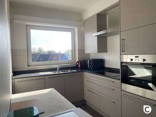<p><span>Charmant en ruim 2 slaapkamer appartement op toplocatie!</span></p><p><span>Welkom in dit verzorgde ruime appartement, (101 m²) gelegen in een rustige, groene woonwijk met een vlotte verbinding naar de belangrijkste invalswegen, winkels en alle nodige voorzieningen op wandelafstand. Het appartement is gelegen op de grens Edegem-Mortsel en zeer dichtbij Fort V waar het zalig vertoeven is.</span></p><p><span>Comfort gegarandeerd!</span></p><p><span> </span></p><p><span>Het appartement heeft de volgende indeling:</span></p><p><span> </span></p><p><span>Inkomhal, leefruimte en keuken:</span></p><p><span>U merkt het onmiddellijk bij het binnenkomen in de gezamenlijke inkomhal waar ook de toegang is naar berging en garage, dat dit appartementsgebouw zeer goed wordt onderhouden.  Op de tweede verdieping komt u het appartement binnen op een mooie laminaat.  De grote raampartijen zorgen voor een overvloed aan natuurlijk licht en een open, luchtig gevoel.</span></p><p><span>De moderne keuken ligt naast de woonkamer. Deze bevat alle comfort die u nodig heeft : keramische kookplaat en dampkap, een vaatwasser, koelkast met diepvries en veel opbergkasten. Nog niet voldoende ? Naast de keuken bevindt zich onmiddellijk de berging met de aansluiting voor wasmachine en droogkast.</span></p><p><span> </span></p><p><span>Badkamer &amp; slaapkamers:</span></p><p><span>Het appartement beschikt over twee ruime slaapkamers aan de rustige achterzijde . Er is ook toegang tot het terras achteraan. Perfect voor uw ochtendkoffie of het lezen van een goed boek. De badkamer is voorzien van een bad met douchemogelijkheid en een scherm, 2 lavabo's en heel wat opbergmogelijkheid. Het toilet is apart in de gang en voorzien van een handenwasser.  </span></p><p><span> </span></p><p><span>Parkeren en berging</span></p><p><span>Vindt u het fijn om uw wagen te plaatsen dichtbij dan is de garage langs de achterkant met onmiddellijke toegang tot het appartement een must. Op de gelijkvloerse verdieping van het appartement is er een garage binnen met aansluitende berging.</span></p><p><span> </span></p><p><span>Huurprijs: </span><span>1.150€/ maand inclusief dubbele parkeerplaats en berging</span></p><p><span>Maandelijkse lasten: 6</span><span>0€ /maand</span></p><p><span>Beschikbaarheid: </span><span>onmiddellijk</span></p><p><span> </span><span>Plaatsbeschrijving</span><span> : 250€/pp.</span></p><p><span> </span></p><p><span>Extra troeven</span></p><p><span>- Zeer aangename buurt</span></p><p><span>- Verzorgd ruim appartement</span></p><p><span>- Parkeerplaats : 1 binnen </span></p><p><span>- Gunstig EPC : B</span></p><p><span>- individuele meters</span></p><p><span>- Beschikbaar vanaf 1 oktober 2026</span></p><p><span> </span></p><p><span>Maak een afspraak op onze website.</span></p><p><span> </span></p>
