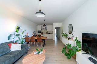 Bent u op zoek naar een stijlvol en comfortabel appartement? Dit recent gebouwde (2020) 2-slaapkamer appartement gelegen aan de Dascottelei 85 biedt alles wat u zoekt! Met een ruim en lichtrijk woonoppervlak, 2 gezellige slaapkamers, een volledig uitgeruste keuken, twee terrassen en een strak ontworpen badkamer, is dit appartement instapklaar. Bovendien beschikt u over een privéberging in de kelder en toegang tot de gemeenschappelijke tuin, ideaal voor ontspanning. Gelegen in een rustige buurt, vlakbij openbaar vervoer, winkels en parken. Provisie gemene delen bedraagt 75 EUR/maand. Parking verplicht bij te huren aan €90 per maand. Elektriciteit-, gas- en waterverbruik bijkomend via privatieve meters. Interesse? Neem contact op voor een bezichtiging!