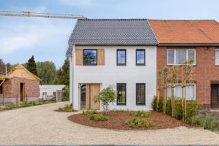 <p>Gerenoveerde gezinswoning met 3 slaapkamers op rustige ligging<br />Deze prachtig gerenoveerde gezinswoning is gelegen in een zeer rustige straat, op wandelafstand van het centrum van Bree. Het perceel van 6a 63ca biedt achteraan een prachtig vrij uitzicht over de omliggende velden.<br /><br />De woning werd het voorbije jaar volledig gestript en van kop tot teen gerenoveerd met kwalitatieve materialen, waarbij een warme landelijke uitstraling centraal stond. De verschillende leefruimtes vormen een geheel en genieten van een directe verbinding met de tuin, wat zorgt voor een aangename lichtinval en wooncomfort. Op de verdieping bevinden zich drie volwaardige slaapkamers en een volledig ingerichte badkamer.<br /><br />Ook buiten werd reeds veel aandacht besteed aan de afwerking. De voortuin werd volledig aangelegd, terwijl de achtertuin nog naar eigen smaak en wensen kan worden ingericht.</p>