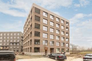 <p><span>WILRIJK - Tuinen van Eden</span><span>: Luxueus nieuwbouw hoekappartement met 2 slaapkamers, zuidgericht terras en autostaanplaats.</span></p><p><span> </span></p><p><span>Een stukje paradijs in Wilrijk...</span></p><p><span>Dit energiezuinig appartement is top-gelegen in de Tuinen van Eden, een autoluwe en groene woonsite grenzend aan het Park Van Eden, een uitgestrekt landschap- en beleefpark waarvan een deel is voorbehouden als beschermd natuurgebied</span><span> </span></p><p><span> </span></p><p><span>BESCHRIJVING:</span></p><p><span> </span></p><p><span>Dit lichtrijk hoekappartement is gelegen op de 5° en tevens hoogste verdieping van een gebouw in warm-minimalistische stijl.</span></p><p><span>Ruime inkomhal op parket met plaats voor vestiairekast.</span></p><p><span>Gastentoilet met handenwasser.</span></p><p><span>Praktische, aparte bergruimte met aansluiting voor wasmachine en droogkast.</span></p><p><span>Zonnige leefkamer (ca 39m²) op parket met toegang tot het grote zuid-gerichte terras (ca 7,5m²) waar het heerlijk genieten is van de zon en het omliggende groen. </span></p><p><span>Volledig geïnstalleerde, open L-vormige keuken voorzien van een veelvoud aan kasten en alle toestellen.</span></p><p><span>Nachthal die toegang biedt tot 2 slaapkamers op parket van ca 13m² en ca 9m².</span></p><p><span>Badkamer voorzien van ruime inloopdouche, lavabomeubel, toilet, spiegelkast en handdoekdroger.</span></p><p><span> </span></p><p><span>Een handige kelderberging (-1) is inbegrepen.</span></p><p><span>Grote, gemeenschappelijke fietsenberging.</span></p><p><span> </span></p><p><span>Ondergrondse autostaanplaats aan 27.500 €.</span></p><p><span> </span></p><p><span>BIJZONDERHEDEN:</span></p><p><span> </span></p><p><span>* Op wandelafstand van het commerciële hart van Wilrijk en nabij invalswegen</span></p><p><span>* Uniek zicht op Park Van Eden en natuurgebied</span></p><p><span>* Verwarming via geothermie (warmtepomp) - vloerverwarming en -koeling</span></p><p><span>* Zonnepanelen</span></p><p><span>* BEN-appartement - zeer energiezuinig - EPC A (EPC is ingediend - weldra beschikbaar)</span></p><p><span>* Volledig geschilderd</span></p><p><span>* Vliegenramen aan slaapkamers en terrasdeur.</span></p><p><span>* Terras zuid georiënteerd</span></p><p><span>* Bruto oppervlakte 93m² </span></p><p><span>* Ingericht met hoogwaardige, kwaliteitsvolle materialen</span></p><p><span>* Verkoop onder 21% BTW</span></p><p><span>* Gemeenschappelijke kosten ca 250 €/maand (provisie voor verwarming, lift, onderhoud, verzekering, syndicus, elektriciteit gemene delen)</span></p><p><span> </span></p>