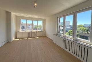 <p><span>In dit volledig gerenoveerd & energiezuinig appartementsgebouw zijn er 8 appartementen & 4 garageboxen met bijhorende autostaanplaatsen beschikbaar. </span></p><p><span>Elk appartement beschikt over een privatieve kelder.</span></p><p><span> </span></p><p><span>Rustig gelegen vlakbij de voornaamste invalswegen, station, tram, bushaltes, park, supermarkt,.... </span></p><p><span> </span></p><p><span>8 appartementen bestaan allen uit een lichtrijke ruime leefruimte, aparte keuken met aansluitend overdekt terras, badkamer met lavabo, douche, toilet en 2 slaapkamers ( 1 ruime en 1 kleinere).</span></p><p><span>Tevens een appartement beschikbaar met ruim terras & tuin.</span></p><p><span> </span></p><p><span>Prijzen vanaf 319 000€.</span></p><p><span>Garagebox met sectionale poort & autostaanplaats apart bij te kopen vanaf 40 000€.</span></p><p><span><br /></span><span>Gebouw & renovatie:</span></p><p><span>- Volledige totaalrenovatie (vloeren, muren, technieken)<br />- Nieuwe leidingen voor elektriciteit, gas, water en riolering <br />- Gescheiden verwarmingsinstallaties en tellers per appartement<br />- Nieuw geïsoleerd dak </span></p><p><span>- Zonnepanelen (2 panelen per appartement)<br />- Vernieuwde inkomdeur en raampartijen boven de inkomdeur</span></p><p><span>- Brandvertragende inkomdeur van het appartement<br />- Binnenisolatie in de appartementen<br />- Isolatie aan het kelderplafond<br />- Automatisch branddetectiesysteem met rookkoepel<br />- Asbestvrij gebouw<br />- Gevel wordt nog professioneel gereinigd</span></p><p><span>- Achtergevel geschilderd</span></p><p><span><br /><br /></span></p><p><span>8 Beschikbare appartementen:</span><span><br />- 4 linkse appartementen van ca. 76 m² + terras<br />- 4 rechtse appartementen van ca. 72 m² + terras (hoekligging met uitzonderlijke lichtinval)<br />- Moderne badkamers (douche, lavabo, toilet) Sawiday<br />- Aansluiting wasmachine in keuken of berging<br />- Volledig uitgeruste keukens (oven, microgolfoven, vaatwasser, koelkast en diepvriezer)<br />- Parket van houthandel Martens – Schoten<br />- Tegels Sawiday<br />- Videofonie</span></p><p><span><br /></span><span>Extra voorzieningen:</span></p><p><span>- 4 garageboxen met automatische sectionale poorten & bijhorende autostaanplaatsen<br />- Gemeenschappelijke fietsenstalling<br />- Gemeenschappelijke trapzaal (geen lift → lage kosten)</span></p><p><span> </span></p><p><span>Maak snel een afspraak om eigenaar te worden van 1 van deze prachtige appartementen!</span></p><p><span> </span></p>
