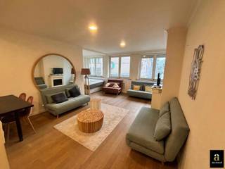 Ruime studio in een gebouw op de hoek van de Zeedijk en de Leopoldlaan. Uitstekende ligging aan het strand en vlakbij de Lippenslaan. zijdelings zeezicht. Samenstelling: inkom, woonkamer met slaaphoek, volledig uitgeruste keuken, berging met Bovenlader, douchekamer met toilet. Individuele berging en gemeenschappelijke fietsenberging in het gebouw. De studio werd enkele jaren geleden volledig en smaakvol gerenoveerd.<br /><br />💶 Huurprijs: € 900,00 / maand<br />🏢 Syndickosten (forfait): € 50,00 / maand