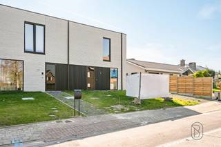 Topper! Energiezuinige halfopen nieuwbouwwoning met 3SLK, oprit en tuin! Goed gelegen te Anzegem in de nabijheid van scholen, winkels en openbaar vervoer. <br />Op het gelijkvloers bevinden zich de inkomhal met apart toilet, ruime lichtrijke living met open volledig geïnstalleerde keuken met eiland, die toegang biedt tot de zonnige tuin, praktische berging. Op de eerste verdieping bevinden zich de overloop, apart toilet, 3 ruime slaapkamers (waarvan de masterbedroom met aanpalende dressing) en badkamer (lavabo, douche en bad). <br />Bovendien beschikt de woning over een oprit en een zonnige tuin met tuinberging.<br />Energiezuinige woning (warmtepomp, vloerverwarming, zonnepanelen, regenput (10.000L), dubbele beglazing, conforme elektriciteit.<br />6% BTW mogelijk (indien voldaan aan de voorwaarden)<br /><br />Bezoek na afspraak met Immo Beguin: tessa@immobeguin.be