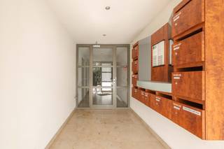 Dit instapklaar en gezellig hoekappartement met een bewoonbare oppervlakte van 103 m² is terug te vinden in het centrum van Meulebeke.<br />Het appartement is gelegen op de tweede verdieping en heeft een terras vooraan met mooi zicht op het stadspark en een terras achteraan.<br />Door de centrale ligging zijn diverse winkels, supermarkten, openbaar vervoer, scholen, ... gelegen op wandelafstand.<br /><br />Indeling: inkomhal met ruime vestiairekast - gastentoilet met handwasser - ruime en lichtrijke woonkamer met centrale verwarming gas en parketvloer - keuken met eethoek, elektrisch koken, dampkap, oven, koelkast, dubbele spoelbak - was- en bergruimte - 2 slaapkamers - badkamer met lavabomeubel, bad met douchewand en toilet.<br /><br />Algemeen:<br />- EPC 132 - label B<br />- Energiezuinig<br />- Geen renovatieverplichting<br />- Blanco bodemattest<br />- Elektrische keuring in aanvraag<br />- Overal parketvloer aanwezig<br />- Videofoon aanwezig<br />- Stedenbouwkundige inlichtingen in aanvraag<br />- Vrij bij akte
