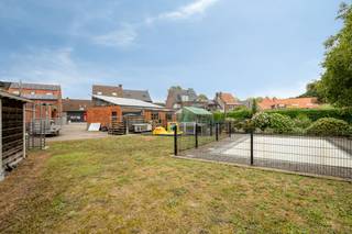 Handelspand:<br />- Volledig ingerichte winkel vooraan (32m²)<br />- Momenteel ingerichte bakkerij achteraan (420m²!) <br />- Overkapping 60m²<br />- zolderruimte boven bakkerij (110m²)<br /><br />Woning:<br />Gelijkvloers<br />- Volledig ingerichte keuken (15m²)<br />- Woonkamer (22m²) met aansluitend een veranda (13m²)<br />Eerste verdieping<br />- Drie slaapkamers (14m², 16m² en 24m²) waarvan de hoofdslaapkamer uitgerust is met airco<br />- Badkamer (9m²) uitgerust met dubbele wastafel, bad-douche combinatie, toilet<br />Tweede verdieping<br />- Drie slaapkamers (8m², 12m², 18m²)<br /><br />Buiten is er een fijne tuin met omheind verwarmd zwembad. De ruime oprijlaan geeft toegang tot twee garages.<br /><br />DIVERSEN<br />- Houten ramen met dubbel glas<br />- CV op stookolie <br />- Pand met vele mogelijkheden, contacteer ons zeker voor een bezoek! <br /><br />Bestuursmaatregelen in het maatregelenregister: in aanvraag