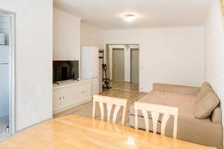 Op zoek naar een gezellig gelijkvloers appartement op een uitstekende locatie in Merksem, gelegen aan de Groenendaallaan?<br /><br />Dit appartement biedt tal van mogelijkheden voor wie graag zijn eigen woonplek naar smaak wil afwerken. De woning beschikt over twee slaapkamers, een open keuken en een lichtrijke leefruimte met toegang tot een aangename zuidgerichte tuin, ideaal om te genieten van zonnige dagen in alle rust.<br /><br />Gelegen in een vlotte en goed bereikbare buurt, dichtbij winkels, openbaar vervoer, scholen en belangrijke invalswegen richting Antwerpen.<br />Ook groenvoorzieningen en recreatiemogelijkheden bevinden zich in de nabije omgeving.<br /><br /><strong>EXTRA</strong><br />Gemeenschappelijke kosten: 115 euro/maand voor de gemene delen zoals syndicus, blokpolis, elektriciteit in gemeenschappelijke hal + 185 euro/maand voor verwarming en water.<br />Aparte meter voor elektriciteit.<br />EPC: label D.<br />Zuidgerichte tuin (78 m²).<br />Berging in kelder.<br /><br />(woongebied, vergunning, geen verkavelingsvergunning, voorkooprecht, geen rechterlijke herstelmaatregel of bestuurlijke maatregel opgelegd)