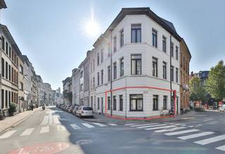 Lichtrijk, gerenoveerd éénslaapkamer appartement in de zuidrand van Antwerpen. Het appartement bevindt zich op gelijkvloers en bestaat o.a. uit...